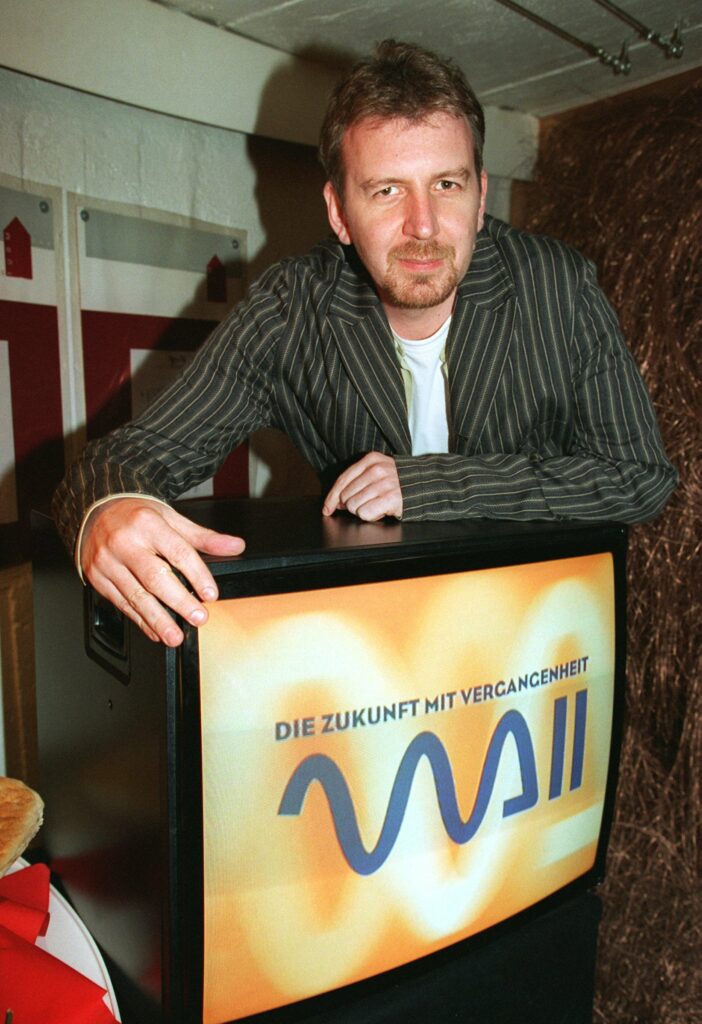 Ab 1995 leistete sich Viva einen zweiten TV-Kanal explizit für Musikjournalismus. Steve Blame, der das Logo zeigt, kam dafür extra von MTV. (Archivbild)