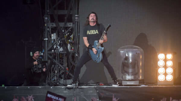 Dave Grohl steht bei einem Auftritt der Foo Fighters auf der Bühne. (Archivbild)