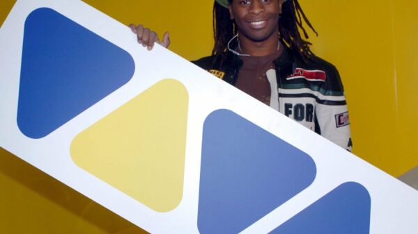 Moderator Mola Adebisi posiert mit dem Viva-Logo. (Archivbild)