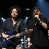 Gitarrist Steve Lukather (l.) and Sänger Joseph Williams von Toto live 2015.