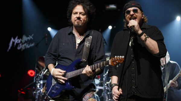 Gitarrist Steve Lukather (l.) and Sänger Joseph Williams von Toto live 2015.