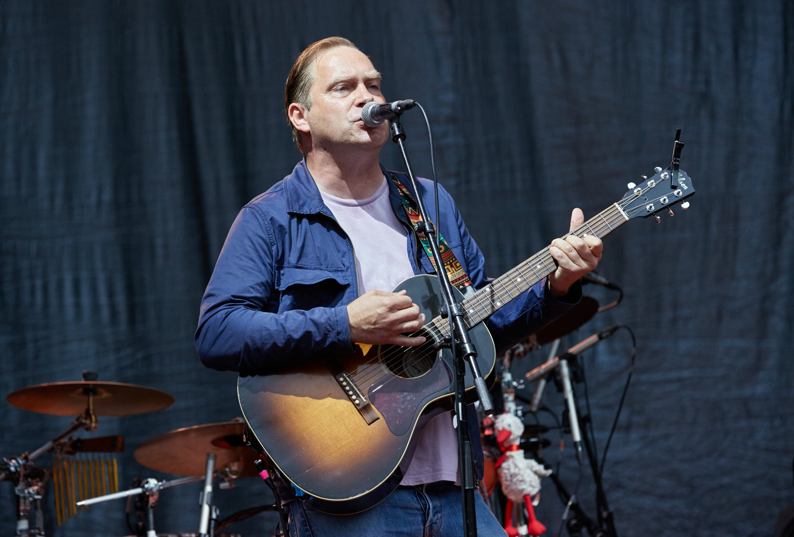 Der Musiker Thees Uhlmann steht als Support-Act von einem Tocotronic Konzert auf der Freilichtbühne im Stadtpark.