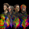 Porträts der vier Bandmitglieder nebeneinander, die grafisch bearbeitet wurden, unter anderem mit einer verzerrten Spiegelung in Regenbogenfarben