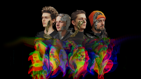 Porträts der vier Bandmitglieder nebeneinander, die grafisch bearbeitet wurden, unter anderem mit einer verzerrten Spiegelung in Regenbogenfarben