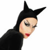 Sasha Velour trägt ein schwarzes Kostüm mit spitzen "Ohren" und ist unter anderem mit roten Lippen und auffälligem Augen-Make-up geschminkt