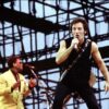 Bruce Springsteen in der Ostberliner Arena Weißensee bei einem Konzert, neben ihm steht sein Bandmitglied Clarence Clemons. (Archivbild)