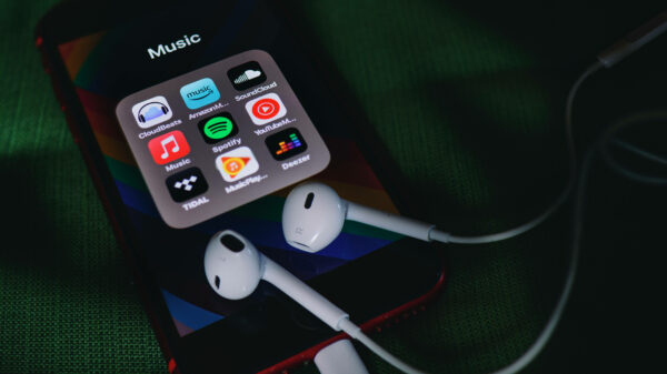 Die Logos verschiedener Musik-Apps sind auf einem Handy zu sehen. (Symbolbild)