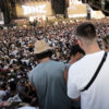 Besucher verfolgen den Auftritt der Berliner Hip-Hop-Gruppe BHZ auf dem Splash Red Festival