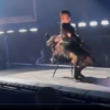 Madonna stürzt bei einem Konzert, nachdem einer ihrer Tänzer das Gleichgewicht verloren hat.