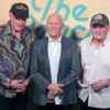 Die Beach Boys Mike Love und Bruce Johnston stehen neben Regisseur Frank Marshall.