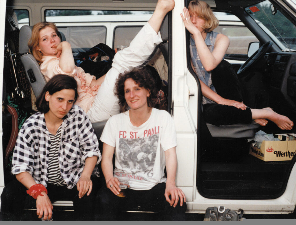 Die Braut haut ins Auge 1995 im Tourbus. Hinten links: Sängerin Bernadette La Hengst