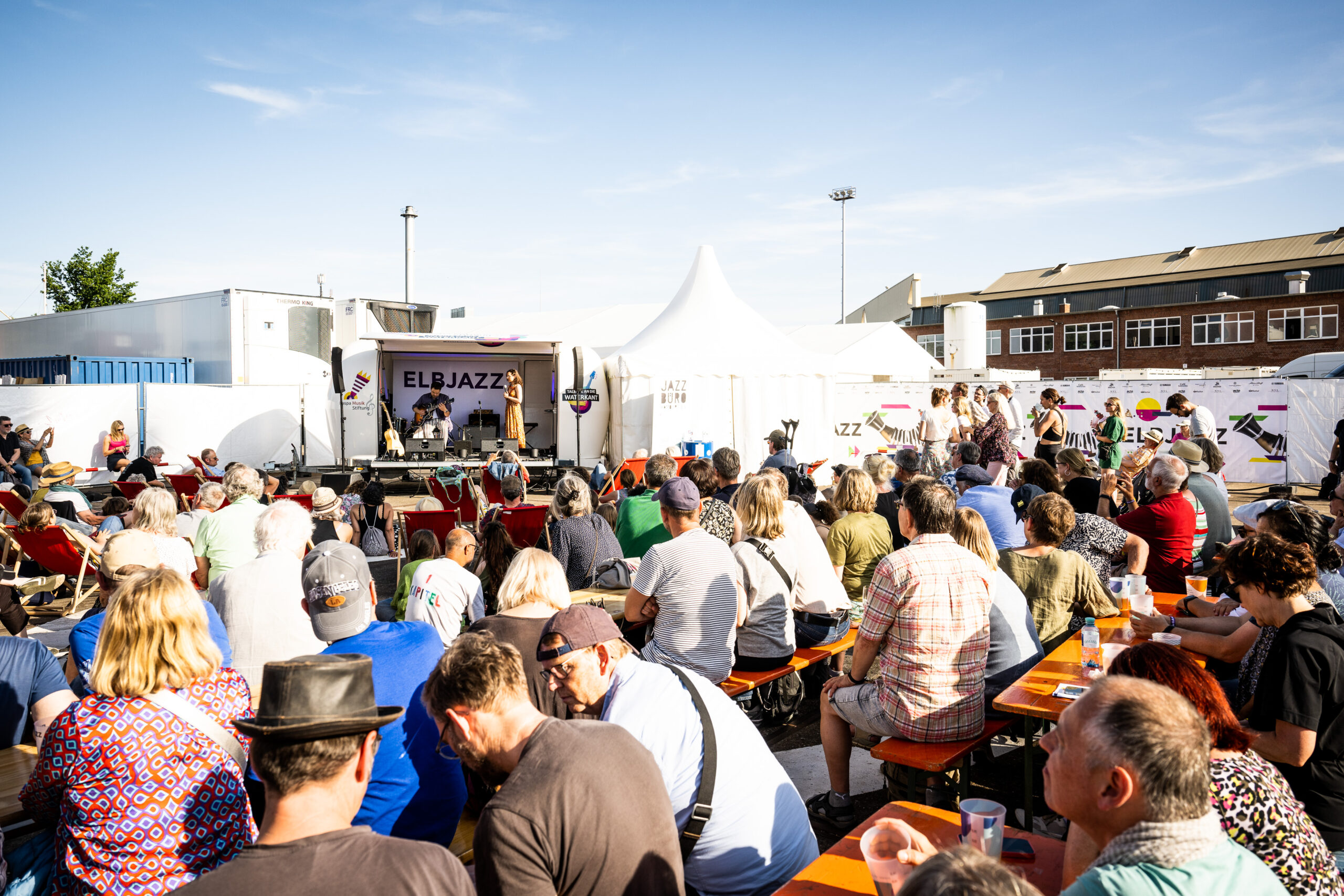 Bühne und Zuschauer beim Elbjazz Festival