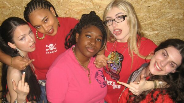 Fünf Frauen schauen in die Kamera