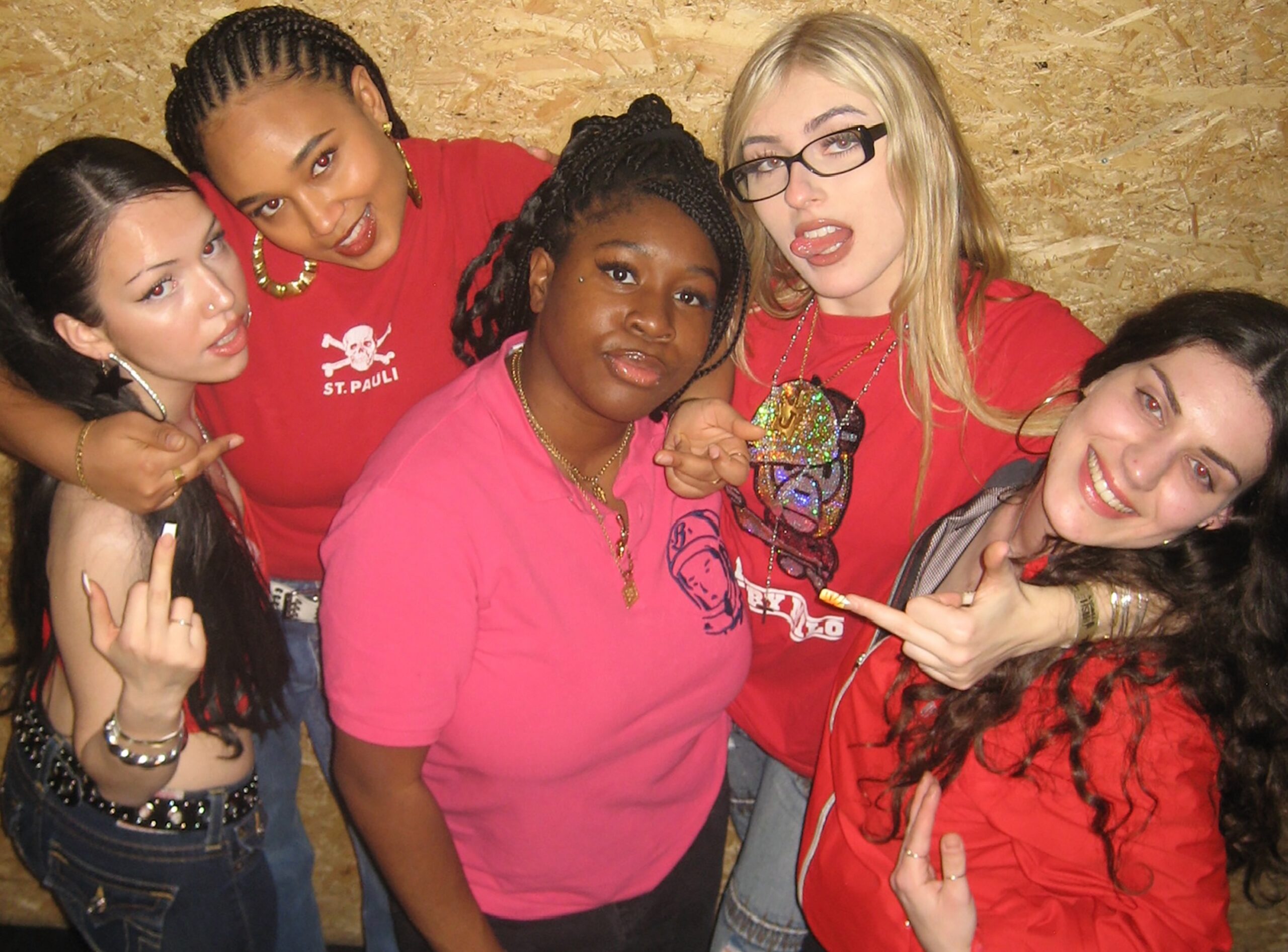 Fünf Frauen schauen in die Kamera