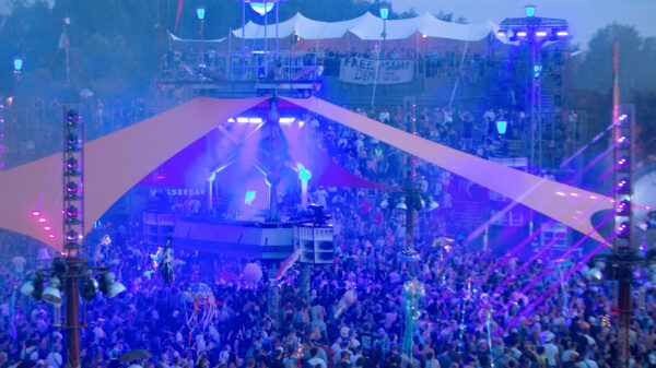 Blau erleuchtetes Festivalgelände