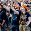 Metalheads feiern auf dem Veranstaltungsgelände vor den Haupt-Bühnen beim Wacken Open Air W:O:A.