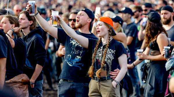 Metalheads feiern auf dem Veranstaltungsgelände vor den Haupt-Bühnen beim Wacken Open Air W:O:A.