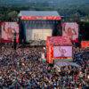 Zahlreiche Festivalbesucher verfolgen das Konzert der Band Tokio Hotel auf dem Deichbrand Festival