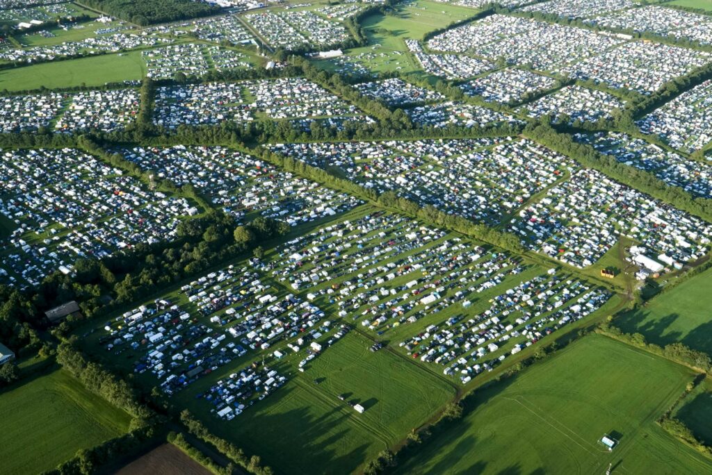 Erst aus der Luft zeigt sich die ganze Größe des Wacken Open Air – und dabei sind noch nicht einmal alle 85.000 Metalheads angekommen.