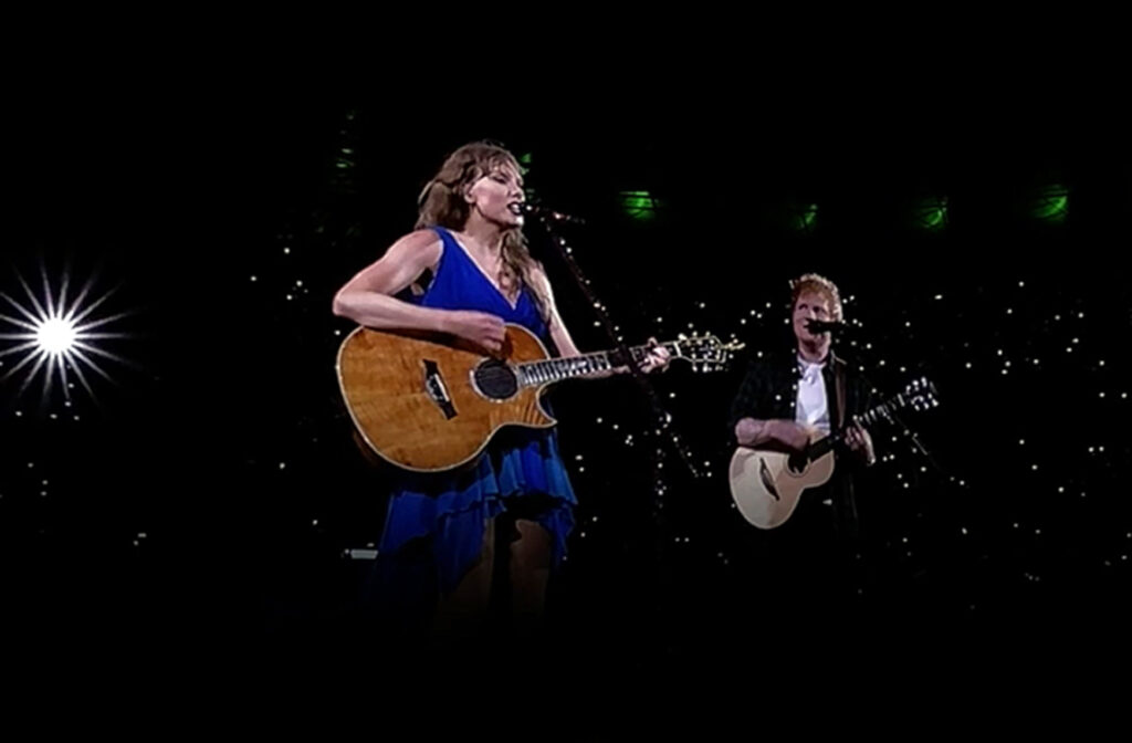 Das von einem großen Bildschirm abfotografierte Videobild zeigt die US-Sängerin Taylor Swift die mit ihrem Überraschungsgast Ed Sheeran während ihres Konzerts der Eras Tour im Wembley Stadion auftritt.