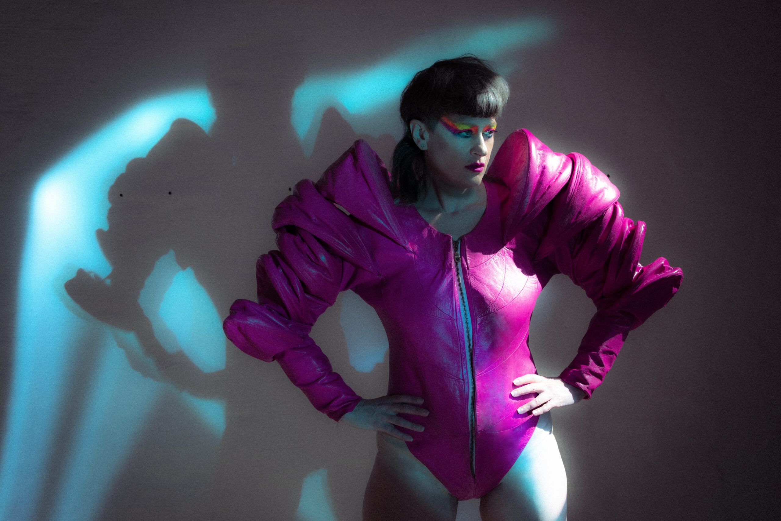 Dunkles Foto, Peaches trägt einen pinkfarbenen Body mit puffigen Ärmeln