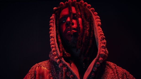 Düsteres Bild, er ist rot angeleuchtet