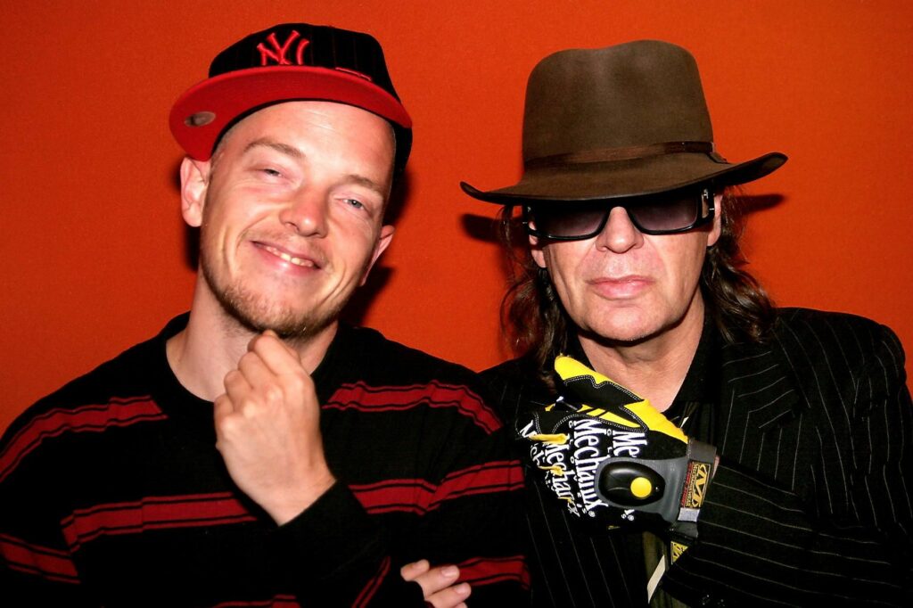 Jan Delay steht links, Udo Lindenberg neben ihm, beide lächeln in die Kamera