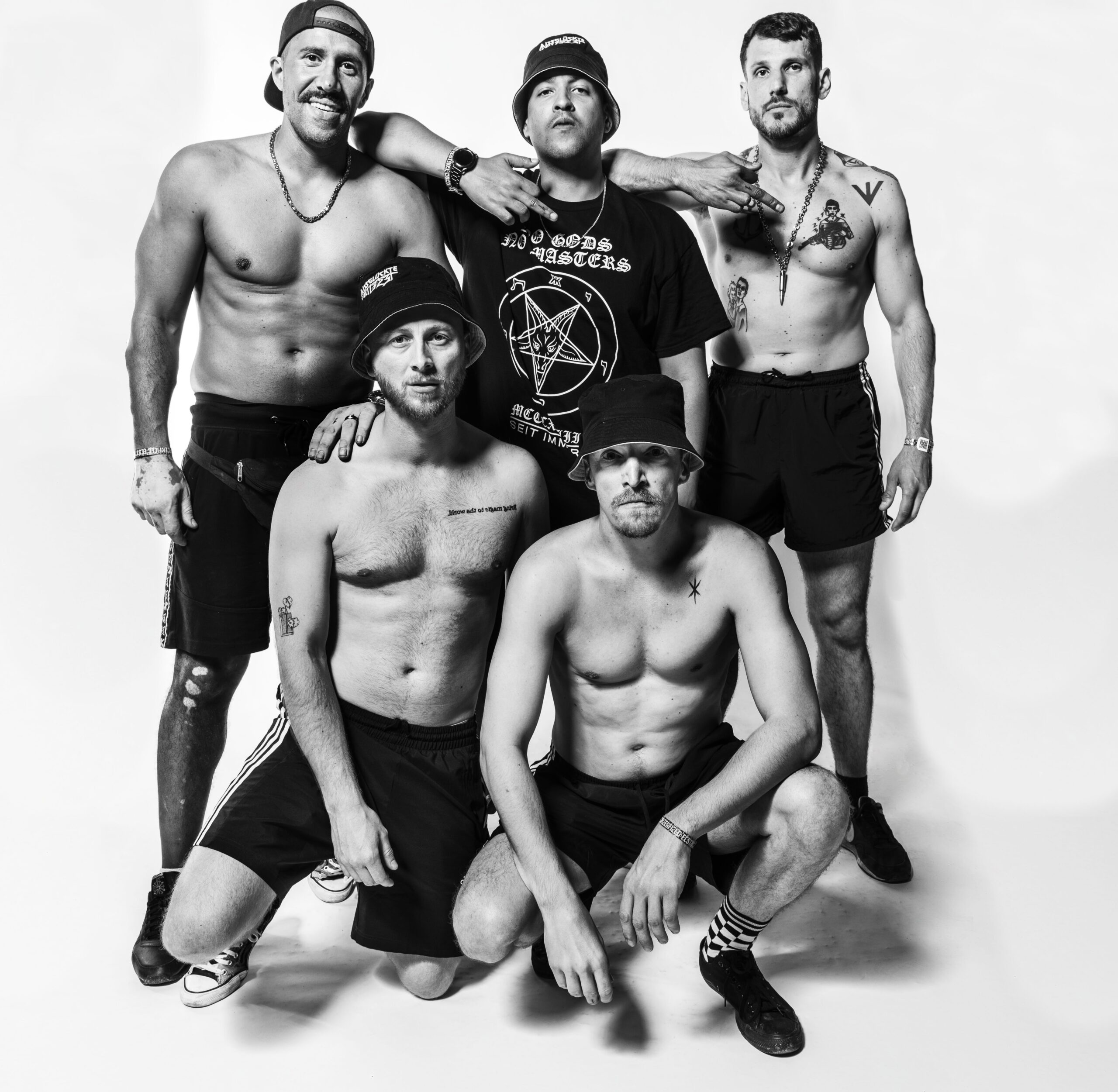 Schwarzweißfoto, fünf Männer, vier von ihnen ohne Oberbekleidung