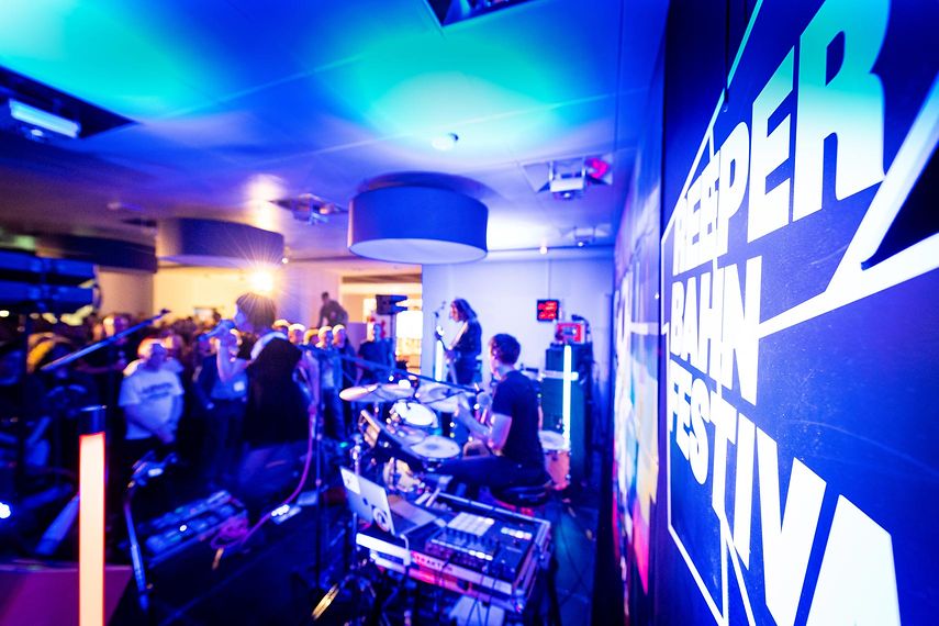 Ein Konzert des Reeperbahn festivals in der Haspa-Filiale Reeperbahn