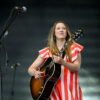 Frau im Streifenkleid it Gitarre
