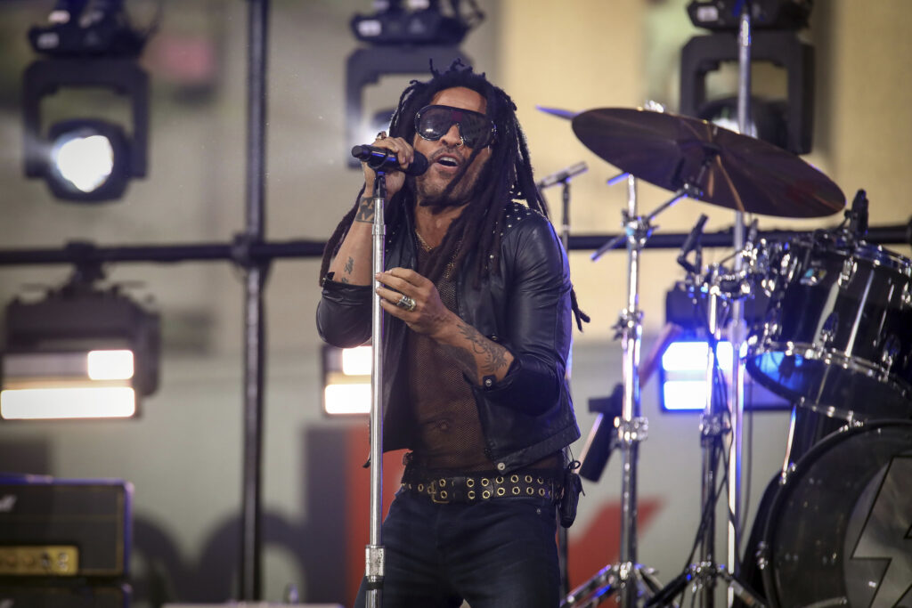 September 2024: Lenny Kravitz spielt bei der „Tonight Show„ von NBC.