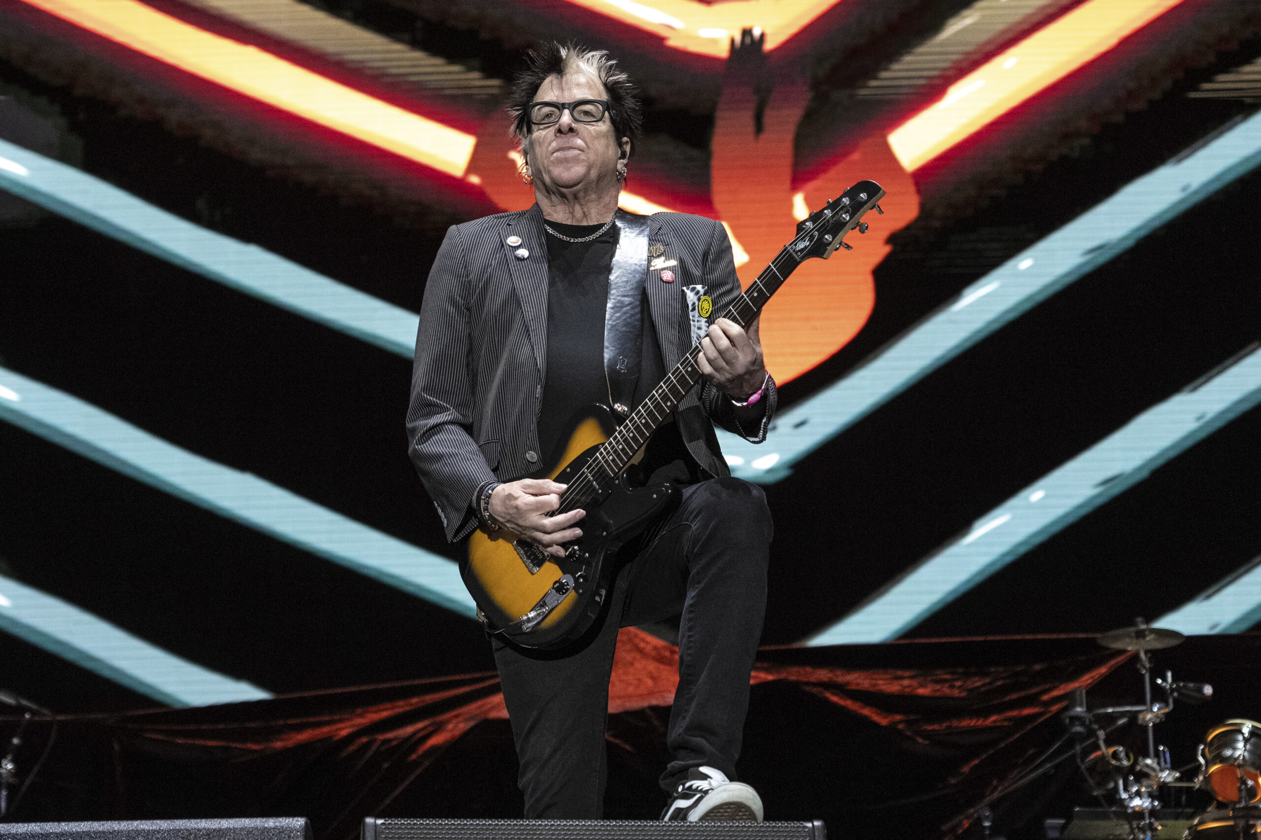 The-Offspring-Gitarrist „Noodles“ bei einem Konzert.