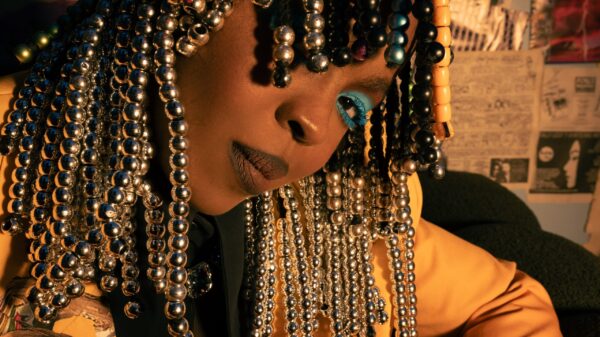 Sie schaut seitlich in die Kamera