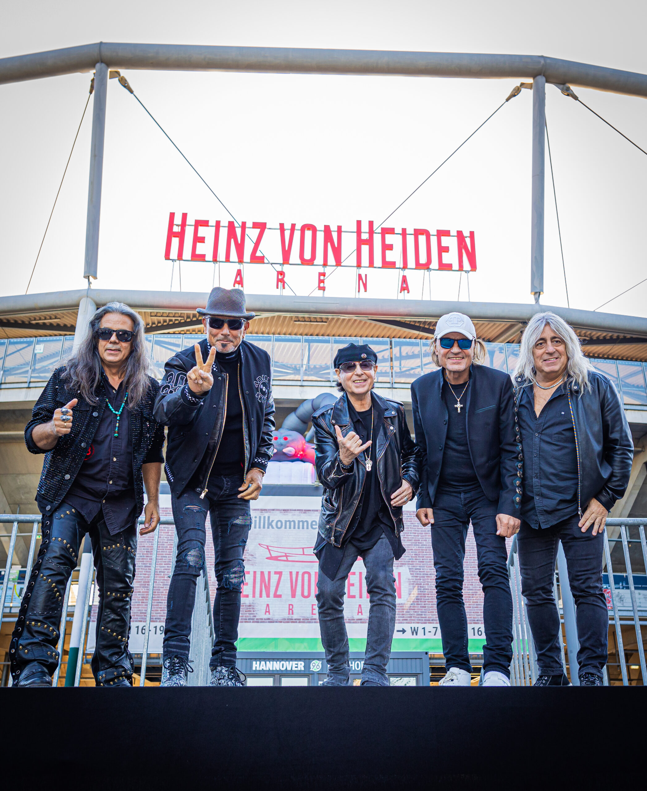 Die Scorpions vor der Heinz-von-Heiden-Arena in Hannover. In dem Stadion wollen die Hardrocker 2025 ihr 60-jähriges Band-Jubiläum feiern.
