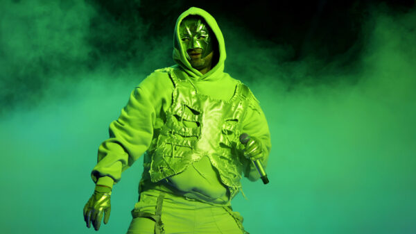 Ein Sänger mit Masken grünem Licht und Kapuzenpullover