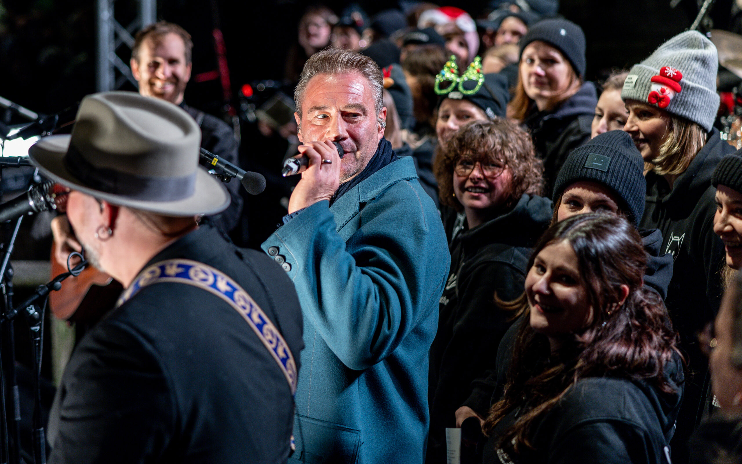 Der Popsänger Sasha steht bei einem kostenlosen Konzert auf einer Bühne in der Mönckebergstraße.