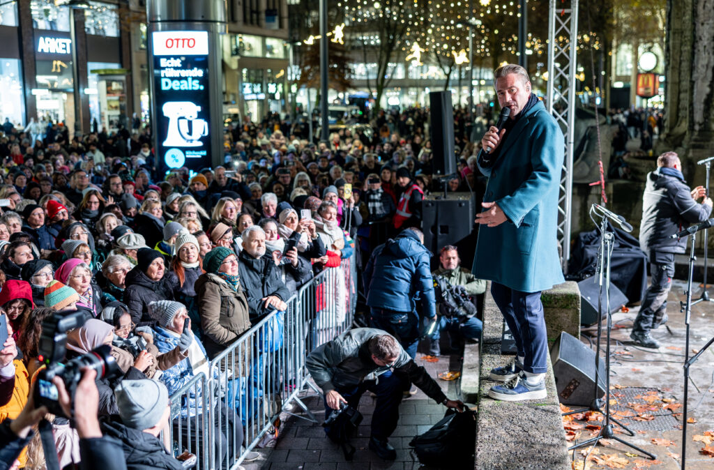 Sasha steht auf einer Bühne in der Mönckebergstraße