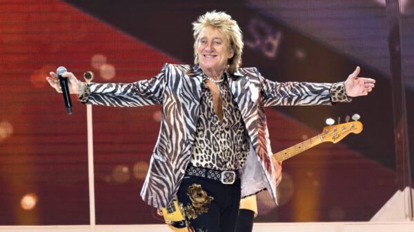 Ein älterer Mann steht auf der Bühne