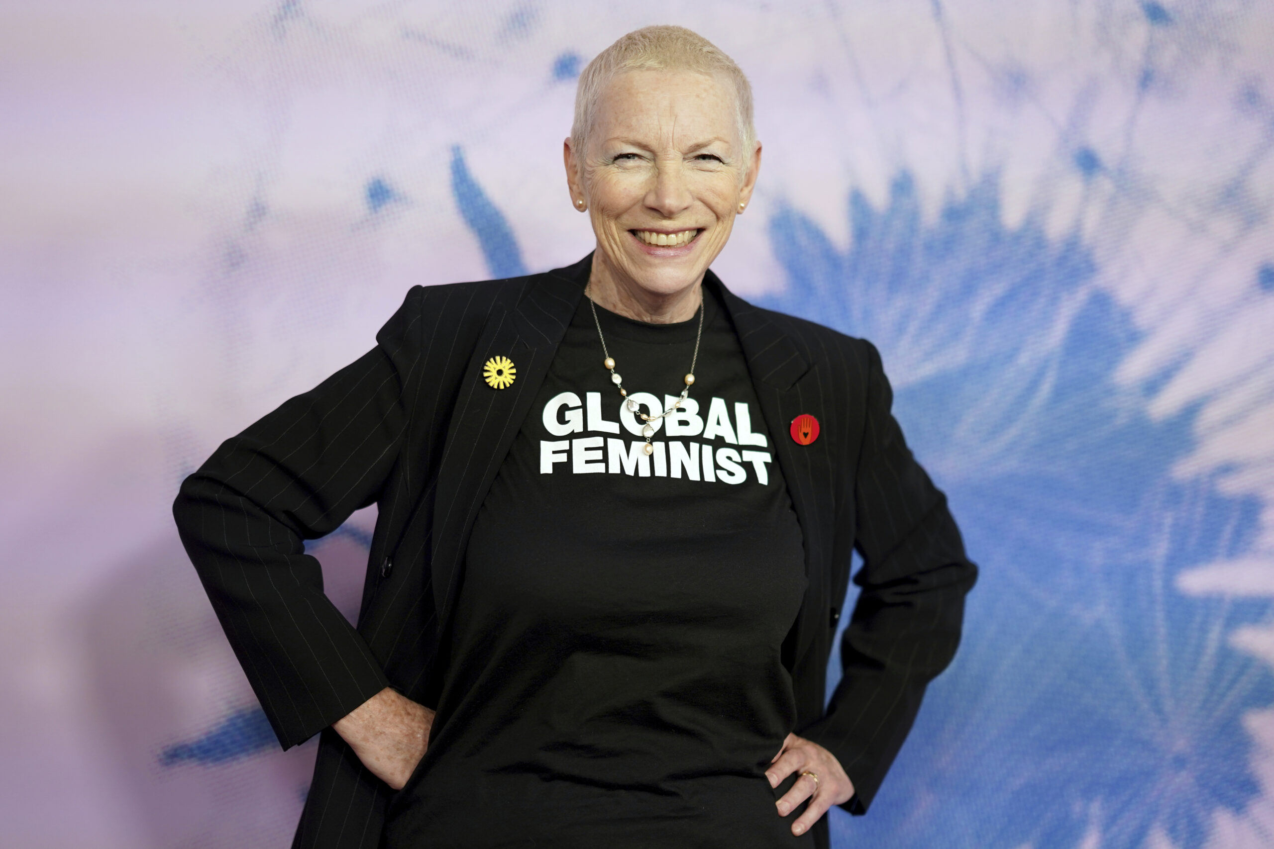 Eine ältere Frau mit Kurzen Haaren und einem T-Shirt mit der Aufschrift: „Global Feminist“.