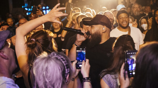 Moses Pelham inmitten von Fans