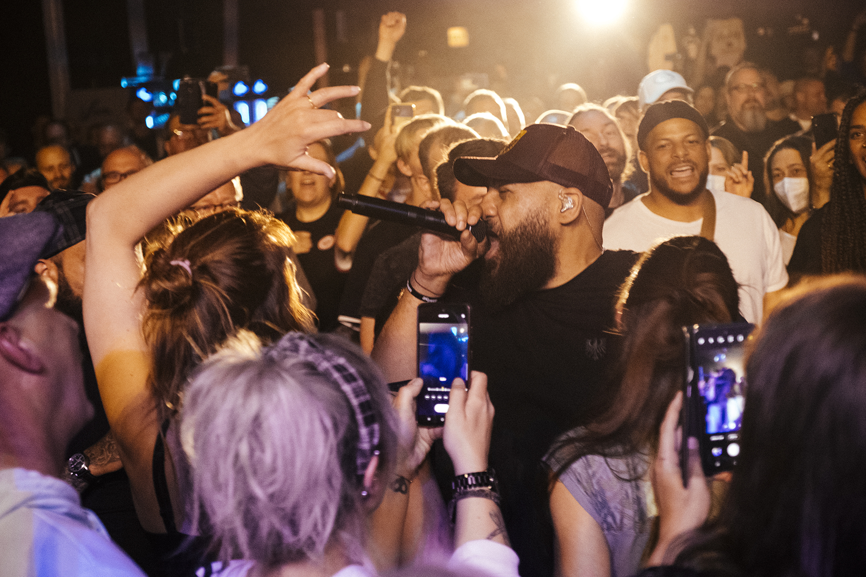 Moses Pelham inmitten von Fans