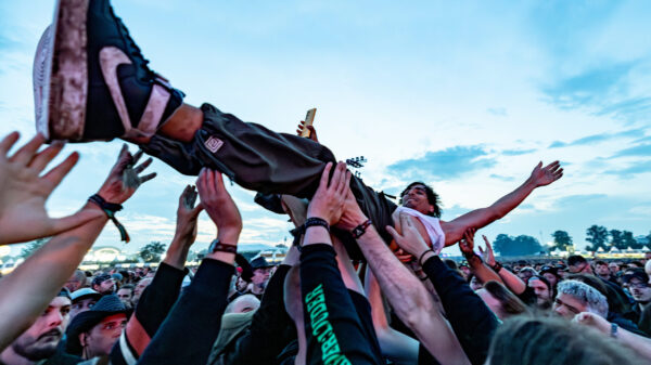 Festivalbesucher feiern zum Abschluss des Wacken Open Air vor den Bühnen.