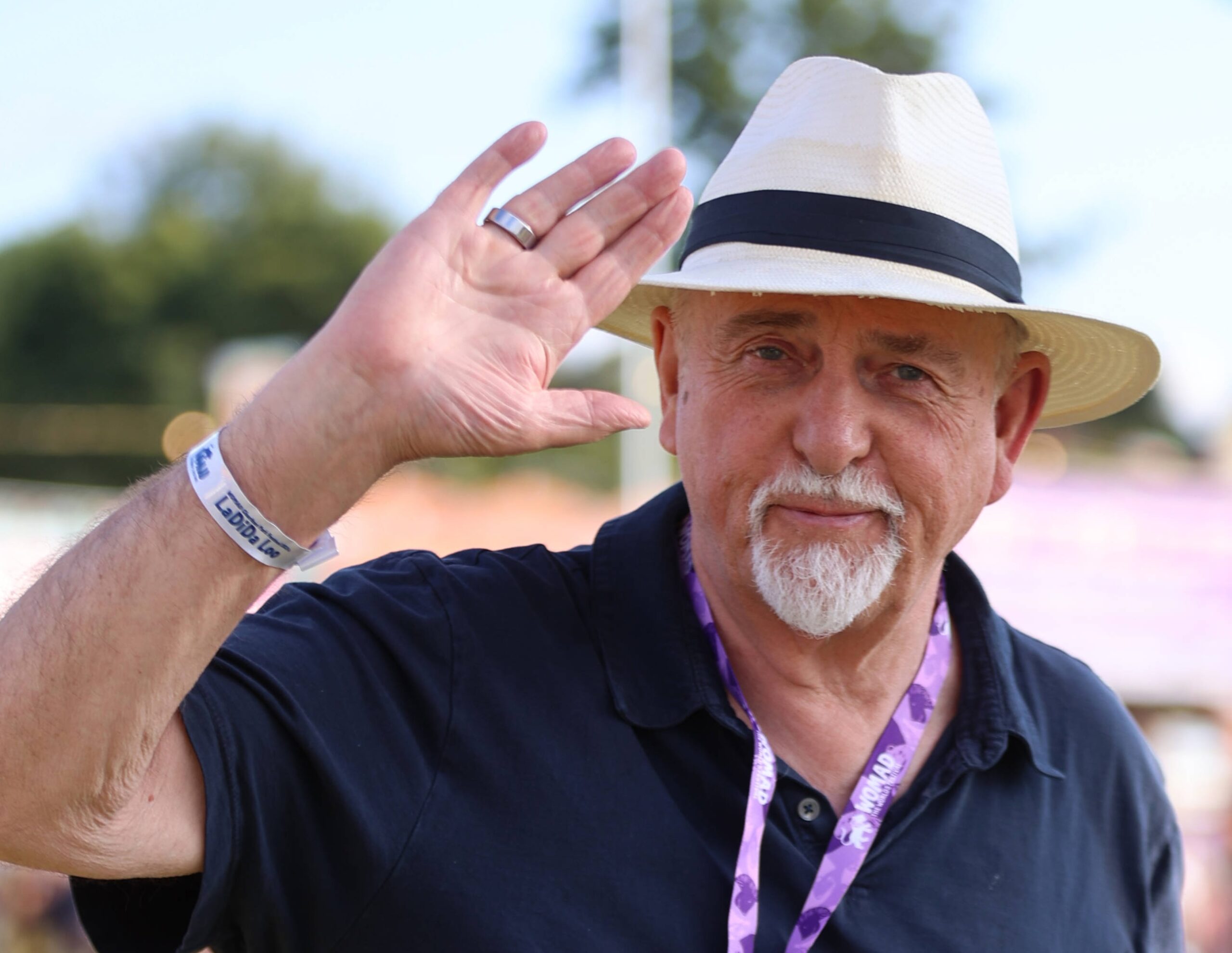Peter Gabriel winkt in die Kamera.
