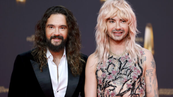 Musiker Tom Kaulitz und Sänger Bill Kaulitz, Zwillingsbrüder von der Band Tokio Hotel, auf dem Red Carpet beim Deutschen Fernsehpreis 2024 in den MMC-Studios in Ossendorf.