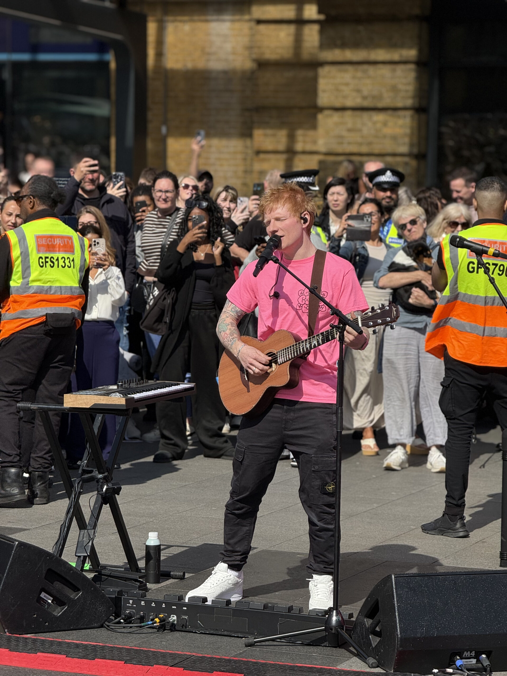 Ed Sheeran am Bahnhof King's Cross