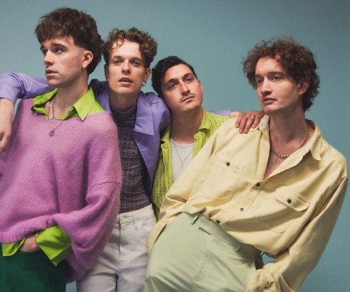 Vier Männer posen für die Kamera