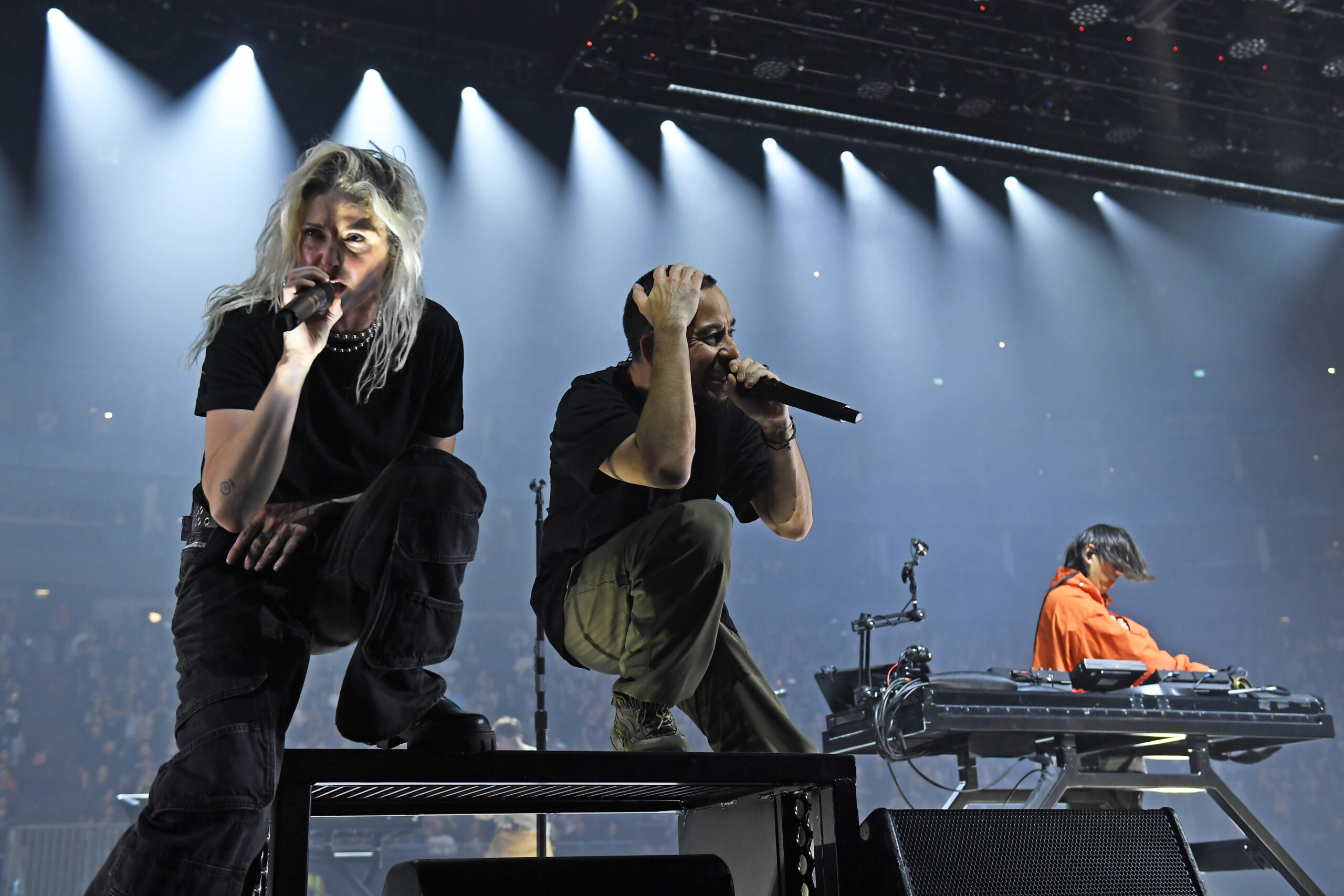 Mike Shinoda und Emily Armstrong von Linkin Park bei einem Comeback-Konzert in der O2 Arena in London.