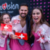 Deutsche Musikfans aus Franken warten vor der Halle auf den Einlassbeginn zum Finale des 69. Eurovision Song Contest in der Arena St. Jakobshalle.