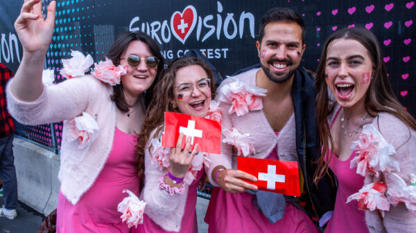 Deutsche Musikfans aus Franken warten vor der Halle auf den Einlassbeginn zum Finale des 69. Eurovision Song Contest in der Arena St. Jakobshalle.