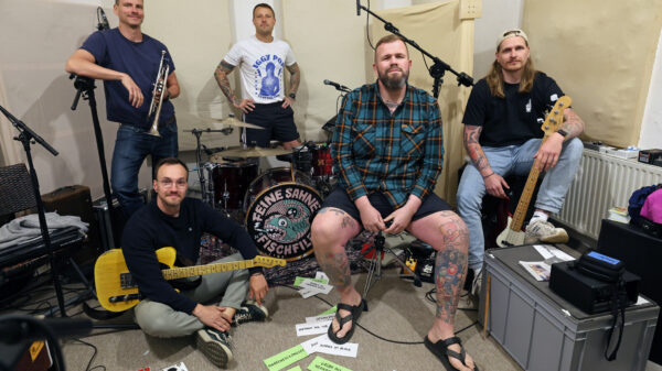 Max Bobzin (l-r), Hauke Segert, Olaf Ney, Jan "Monchi" Gorkow und Kai Irrgang von der Band "Feine Sahne Fischfilet" in ihrem Proberaum.